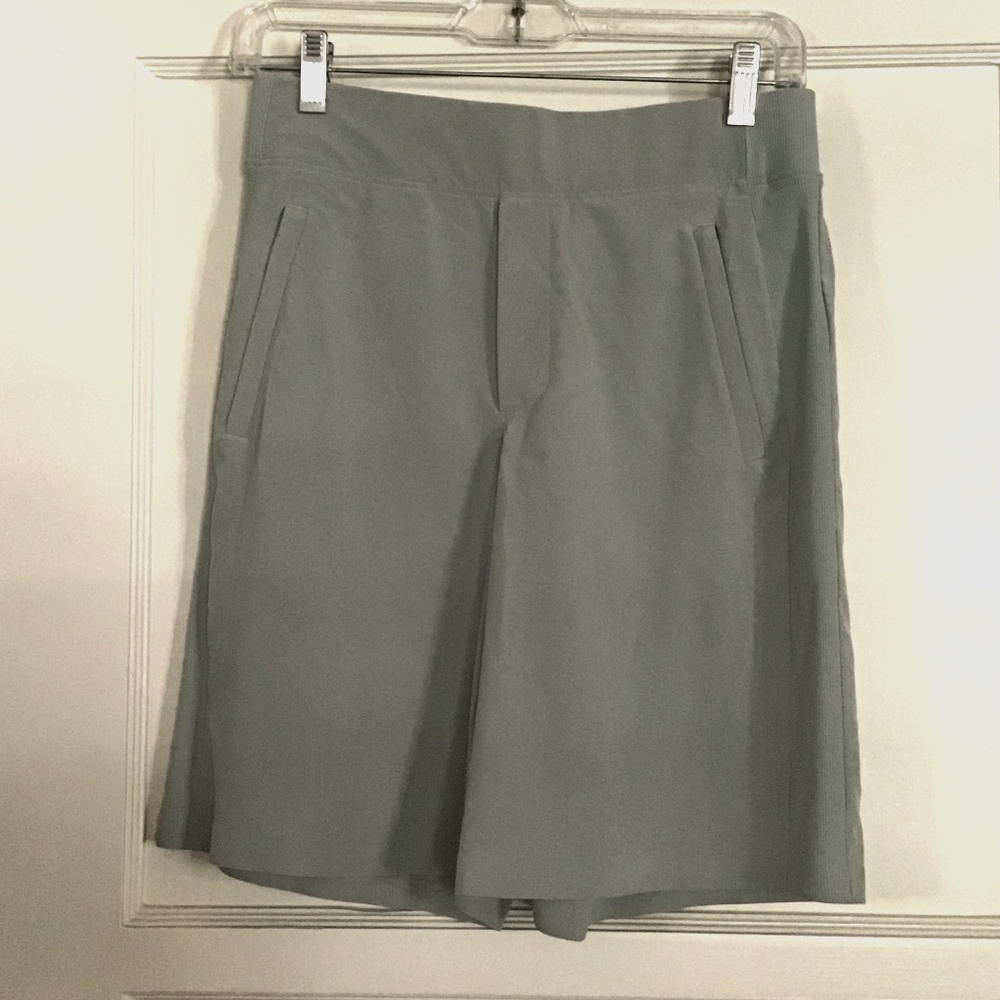 Athleta women’s pull on Bermuda short in light celery green